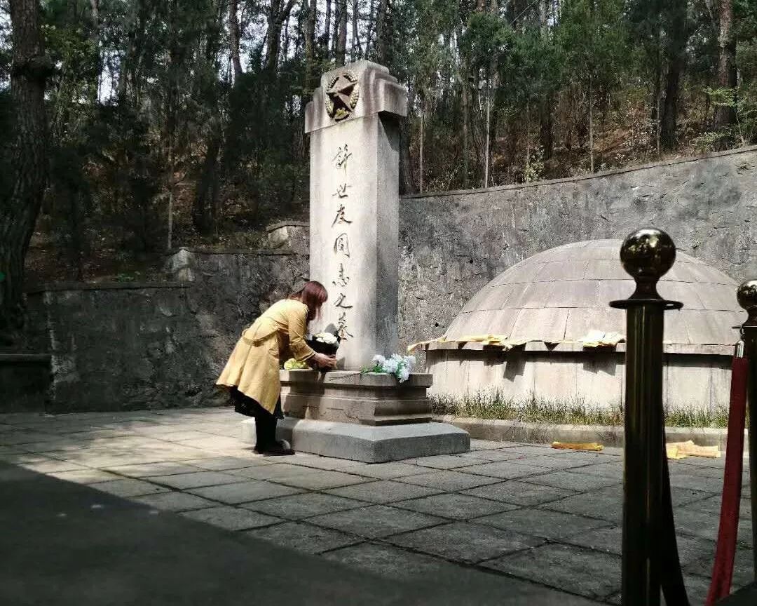 传承红色基因培育家国情怀清明节到新县祭扫许世友将军墓