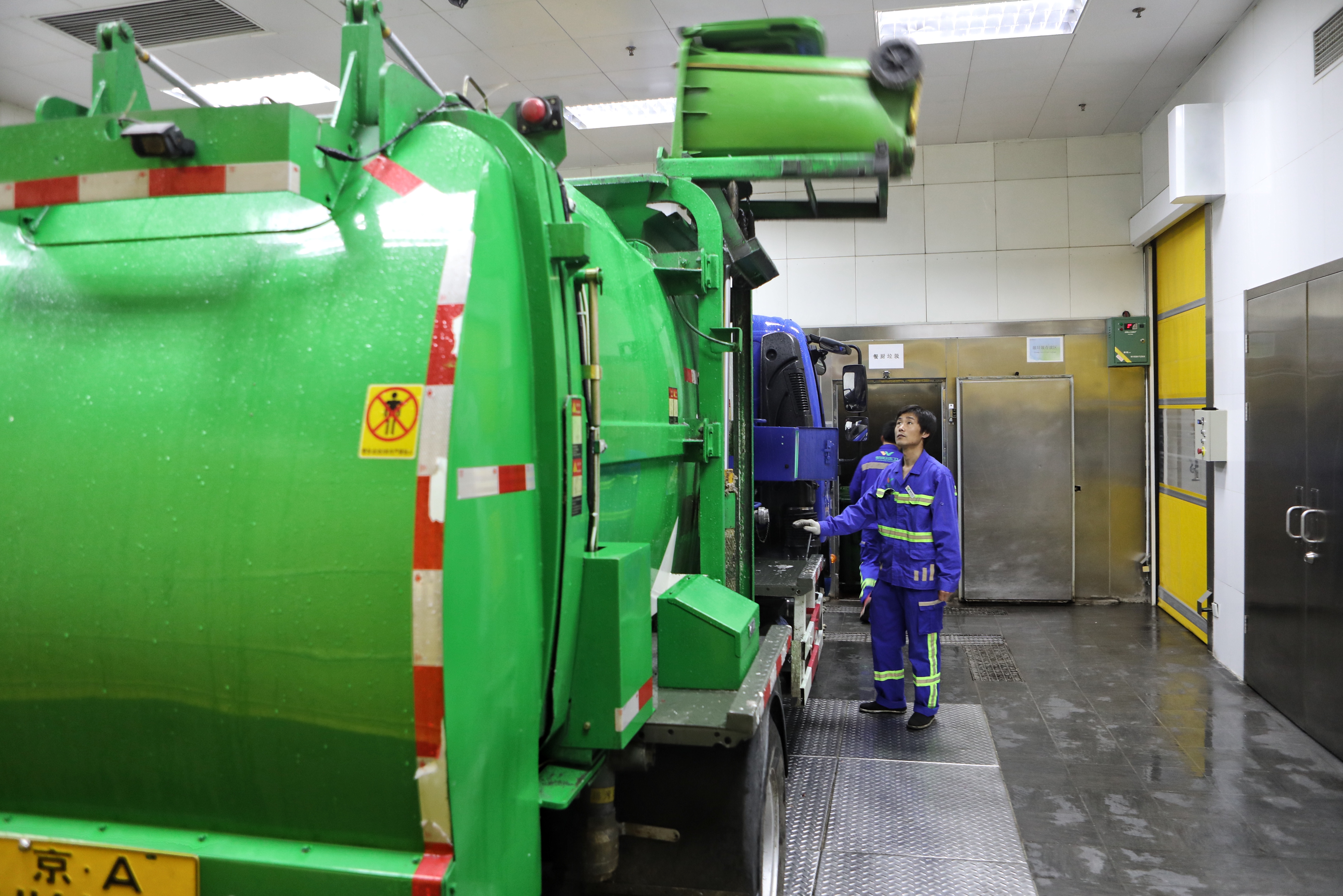 朝阳近万家餐馆餐厨垃圾统一收运处理实现日产日清