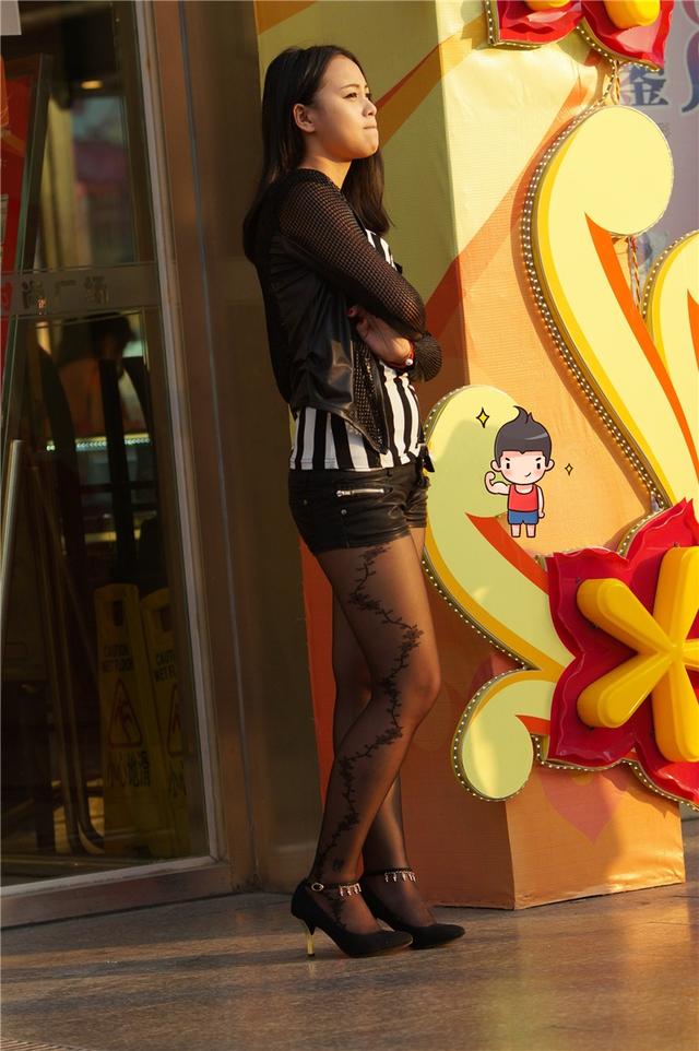 街拍:门口揽客的花纹黑丝高跟营业员,绝对妩媚