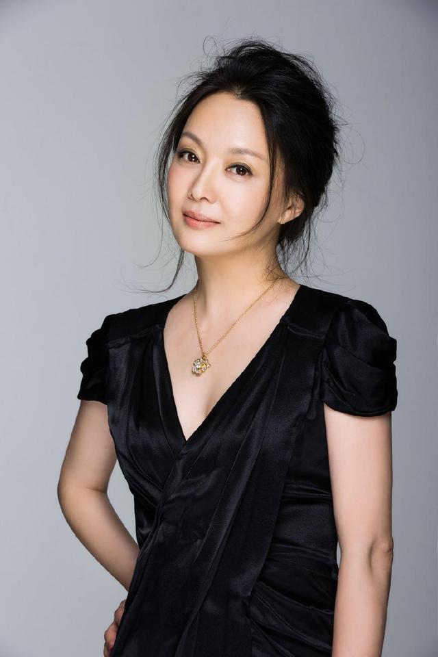 出生于军人家庭,凭借一剧获4个影后,如今53岁仍像25岁