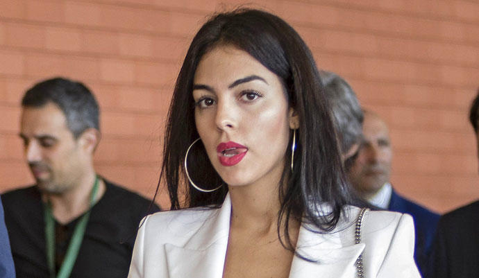 c罗女友乔治娜亮相欧冠看台秀身材 旺夫的她遭遇"首败"