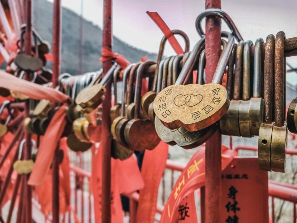 很多情侣在桥上挂上了同心锁,祝他们百年好合哦.