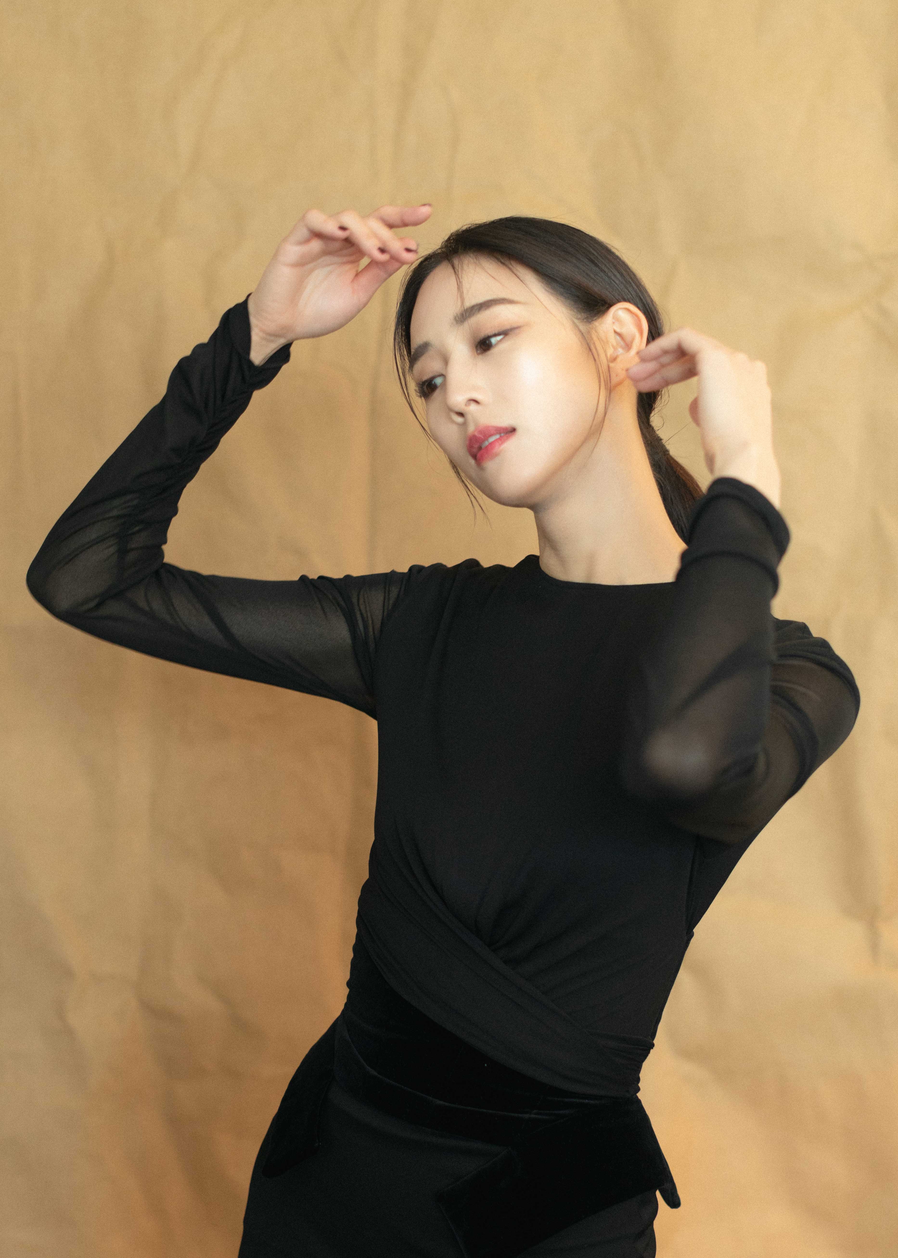 张钧甯薄纱长裙优雅神秘偶遇老友秒变搞笑画风