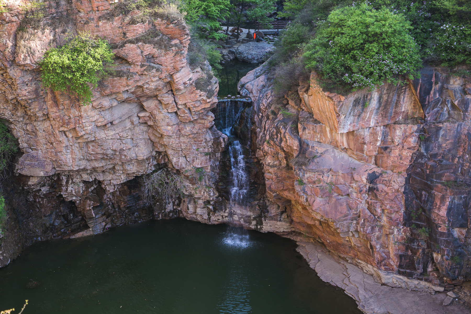 五一来临,郑州这座大峡谷挂满了五彩油纸伞,美成了童话世界