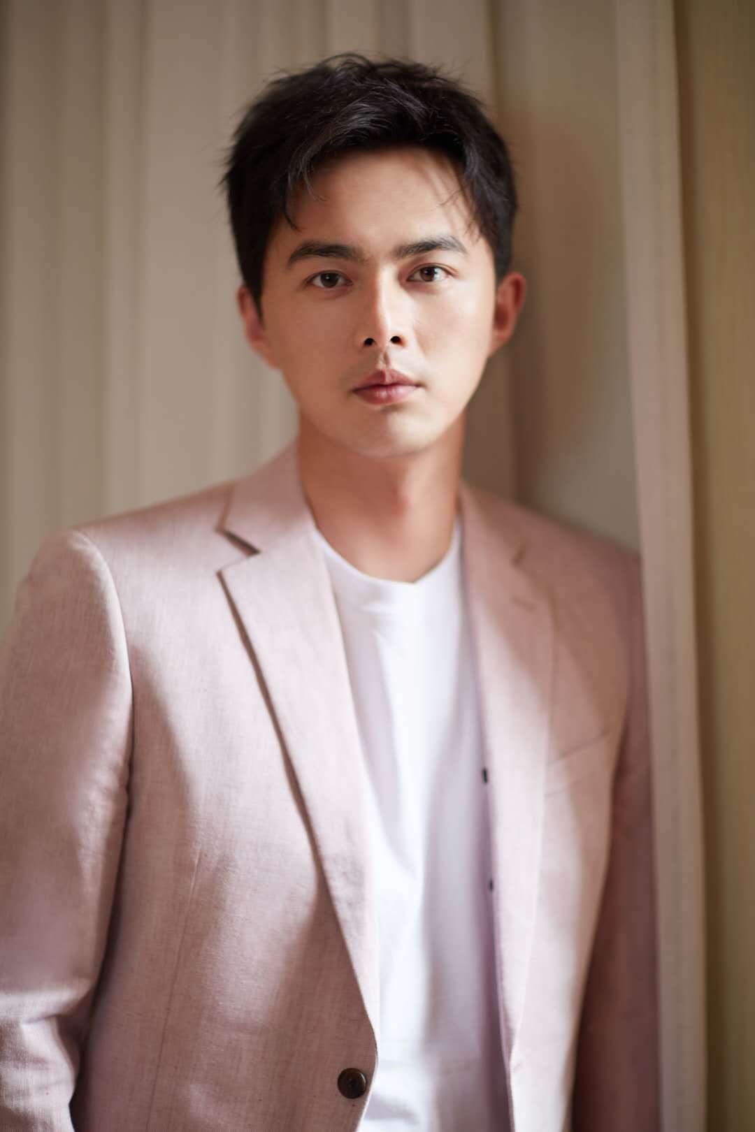 冻龄男神叶祖新现身某活动粉色西装彰显阳光活力