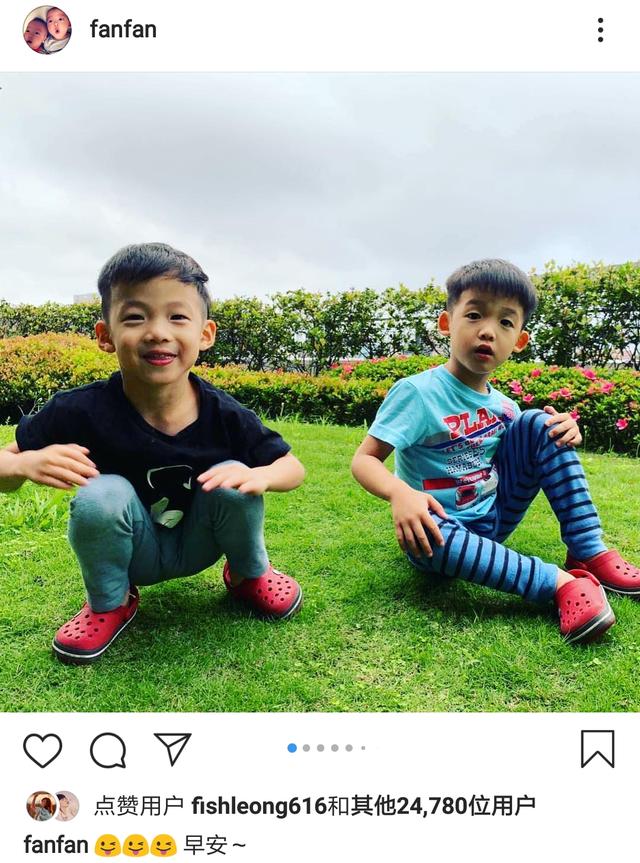 范玮琪晒双胞胎儿子萌照飞飞翔翔身高不同做鬼脸调皮可爱