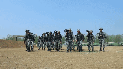 巾帼不让须眉,女兵狙击手叫板男兵队,5发子弹打出49环!