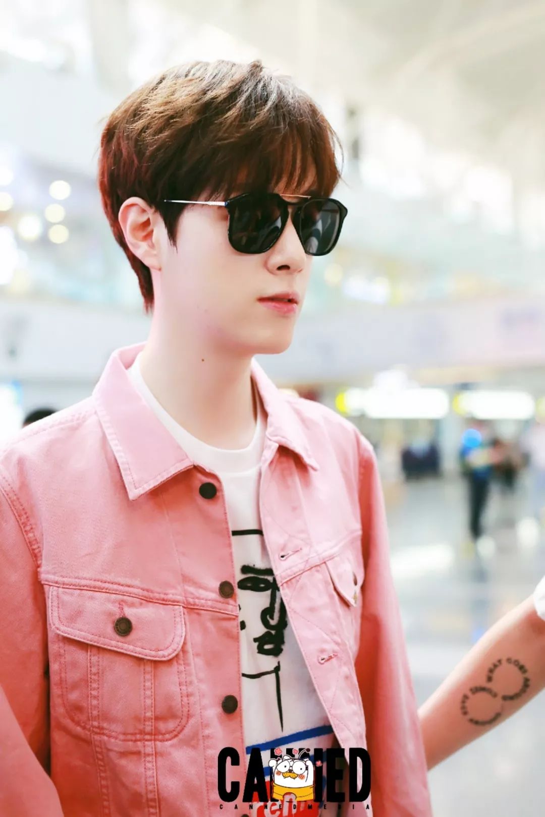 王喆机场照这样的皮肤真是让人羡慕