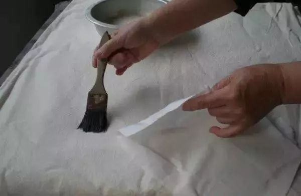 布艺拖鞋的制作过程 第一;打袼褙.