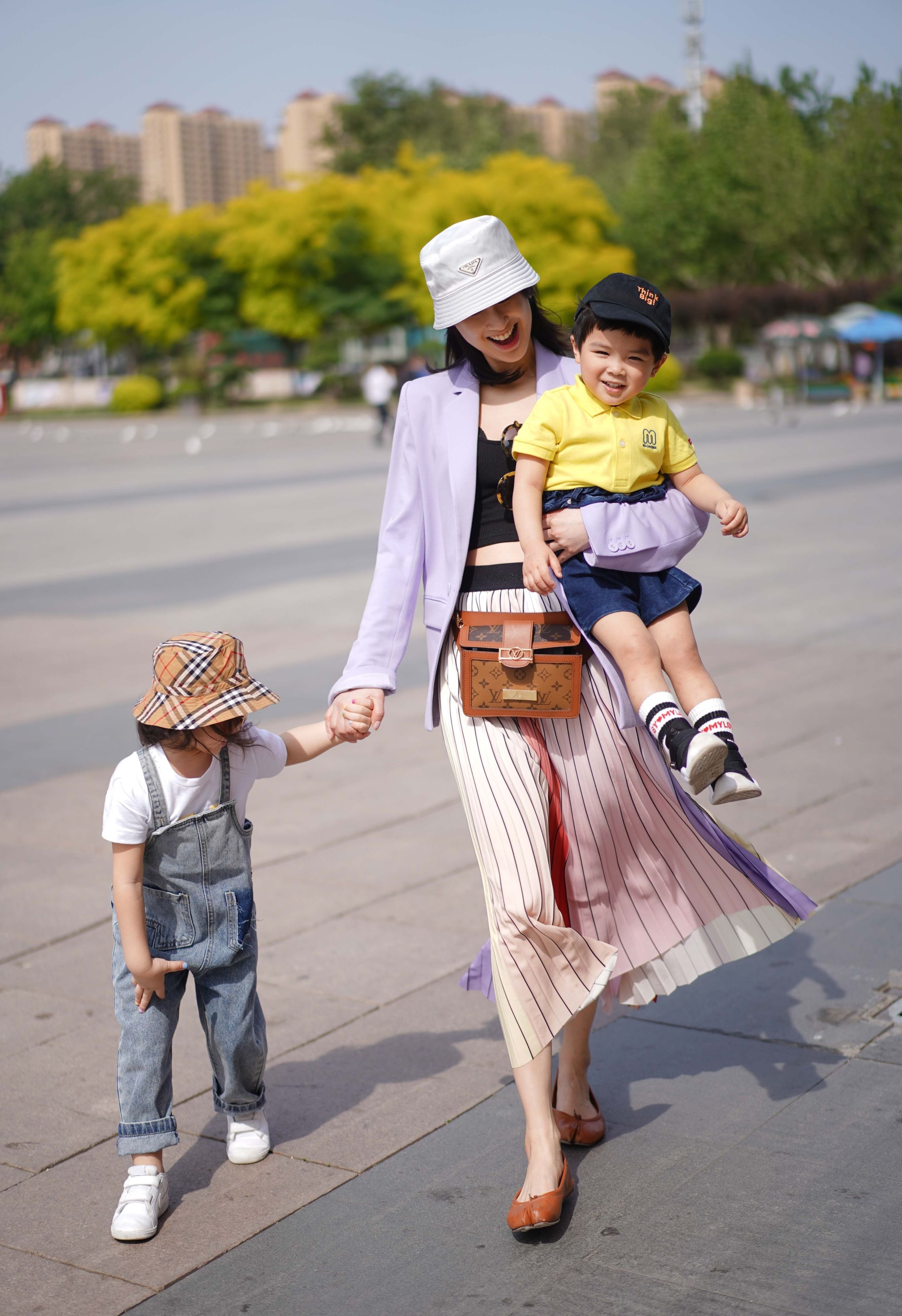 黄圣依单手抱娃妈妈力爆棚2岁安麟颜值遗传杨子软萌可爱