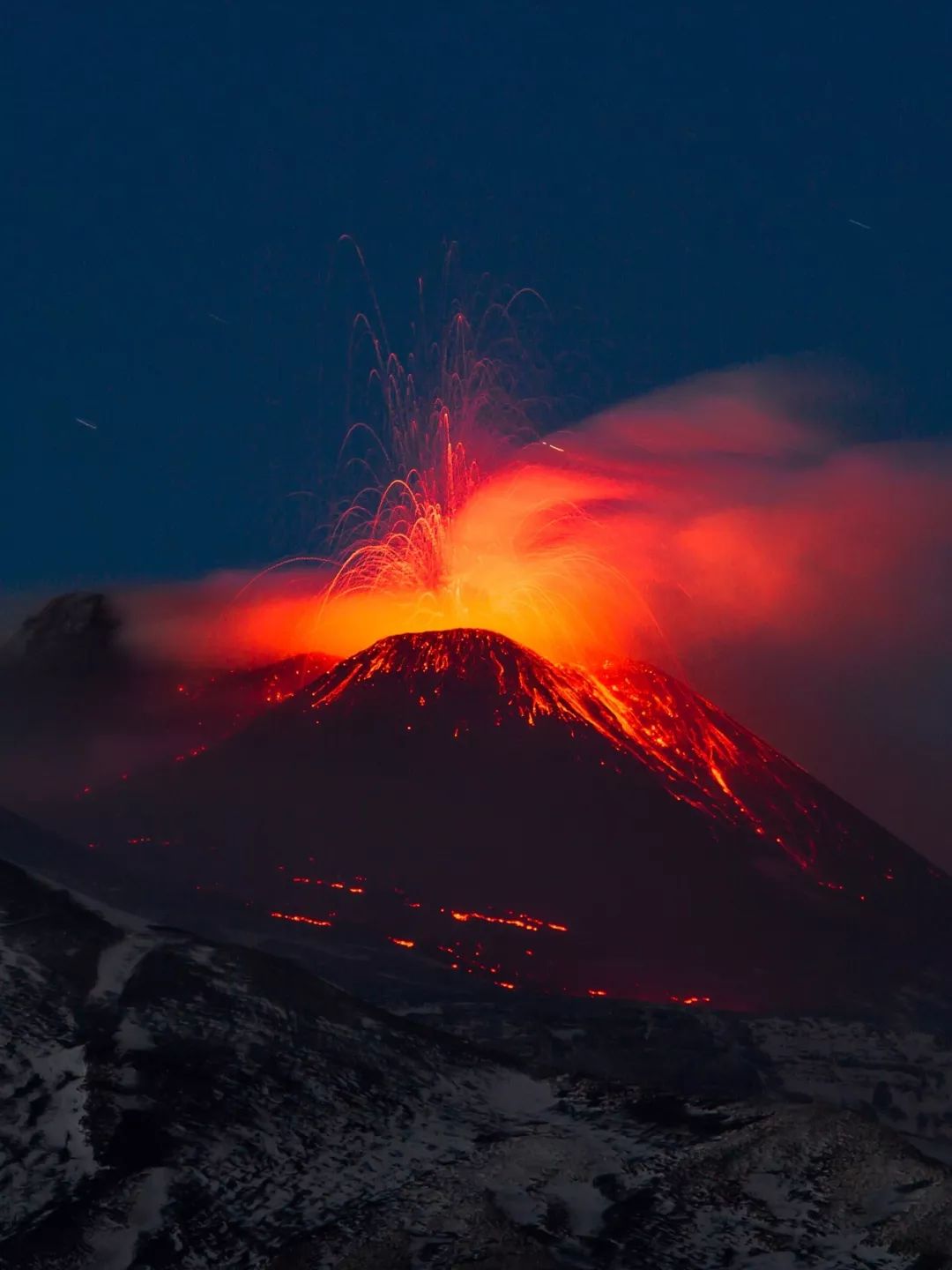 至数万米高空 (2009年俄罗斯千岛群岛萨雷切夫火山喷发形成的火山灰云