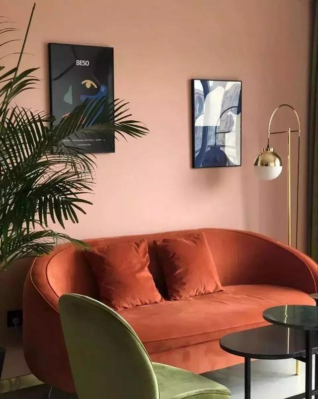 搭配在一起,也能有别样的效果,麂皮深色珊瑚橙色沙发配上同色系的墙面