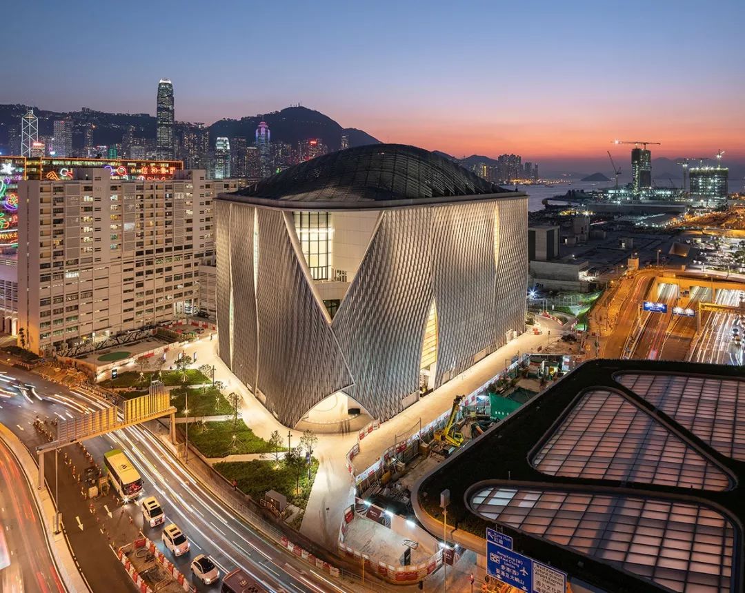 造价22亿的香港天价戏院,建成后却成了他的遗作