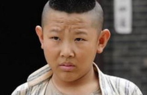 后来在《中国往事》中出演 太太的私生子耳朵也有俗的表现.