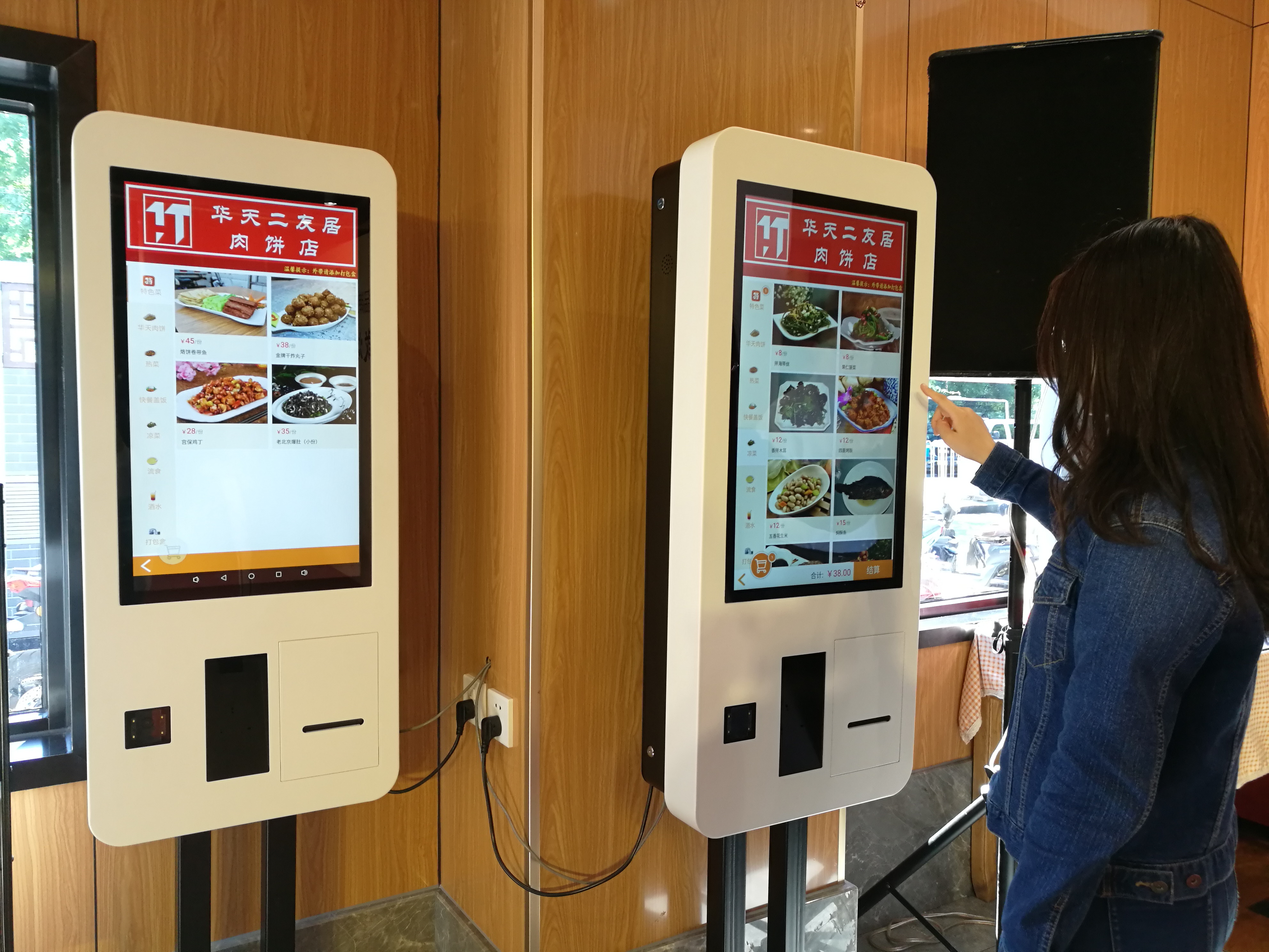 查看更多高清图片华天二友居在门店内设立了两台大屏自助点餐机,加快