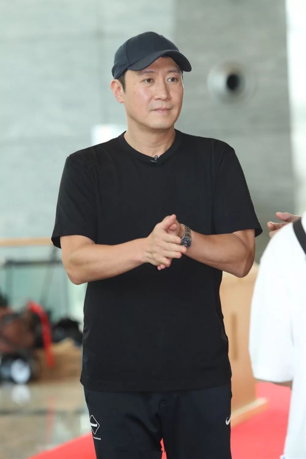 天王黎明不服老穿一身黑装显高又显瘦53岁大叔风采完胜小鲜肉