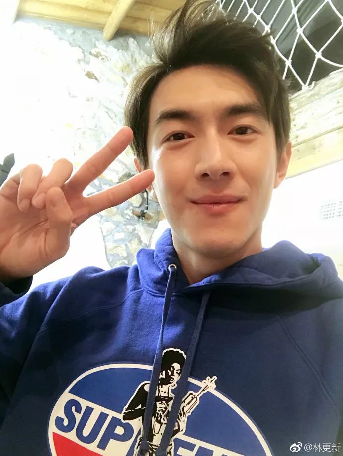 胡歌自拍上热搜那些爱发丑照的男明星明明一个比一个帅