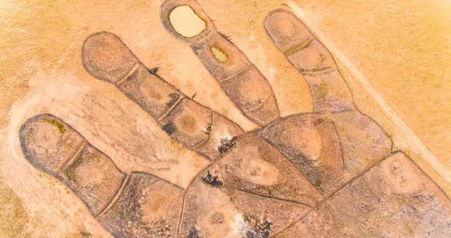 内蒙大地上现巨大手印网友你记不记得一招从天而降的掌法