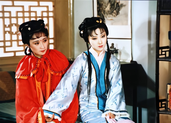 香菱因为宝钗的相助得以到大观园居住,而后拜黛玉为师开始学作诗.