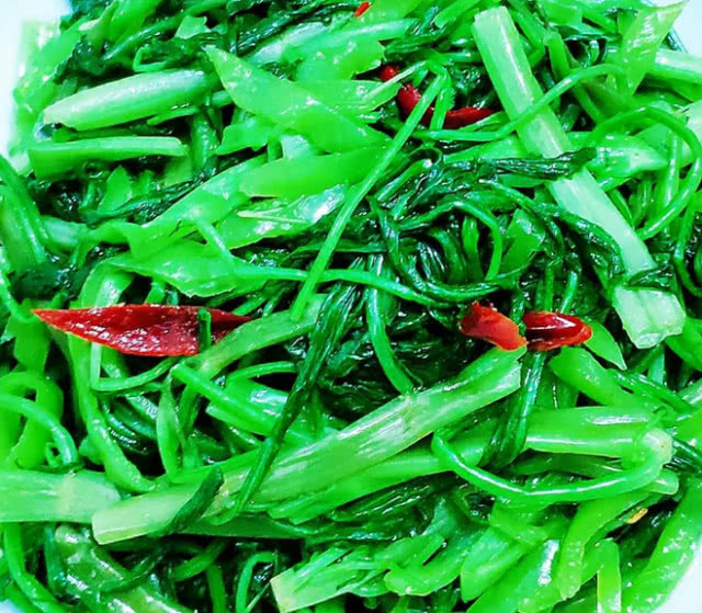 大叔家的快手菜青椒炒空心菜香气扑鼻鲜辣脆爽家人爱吃