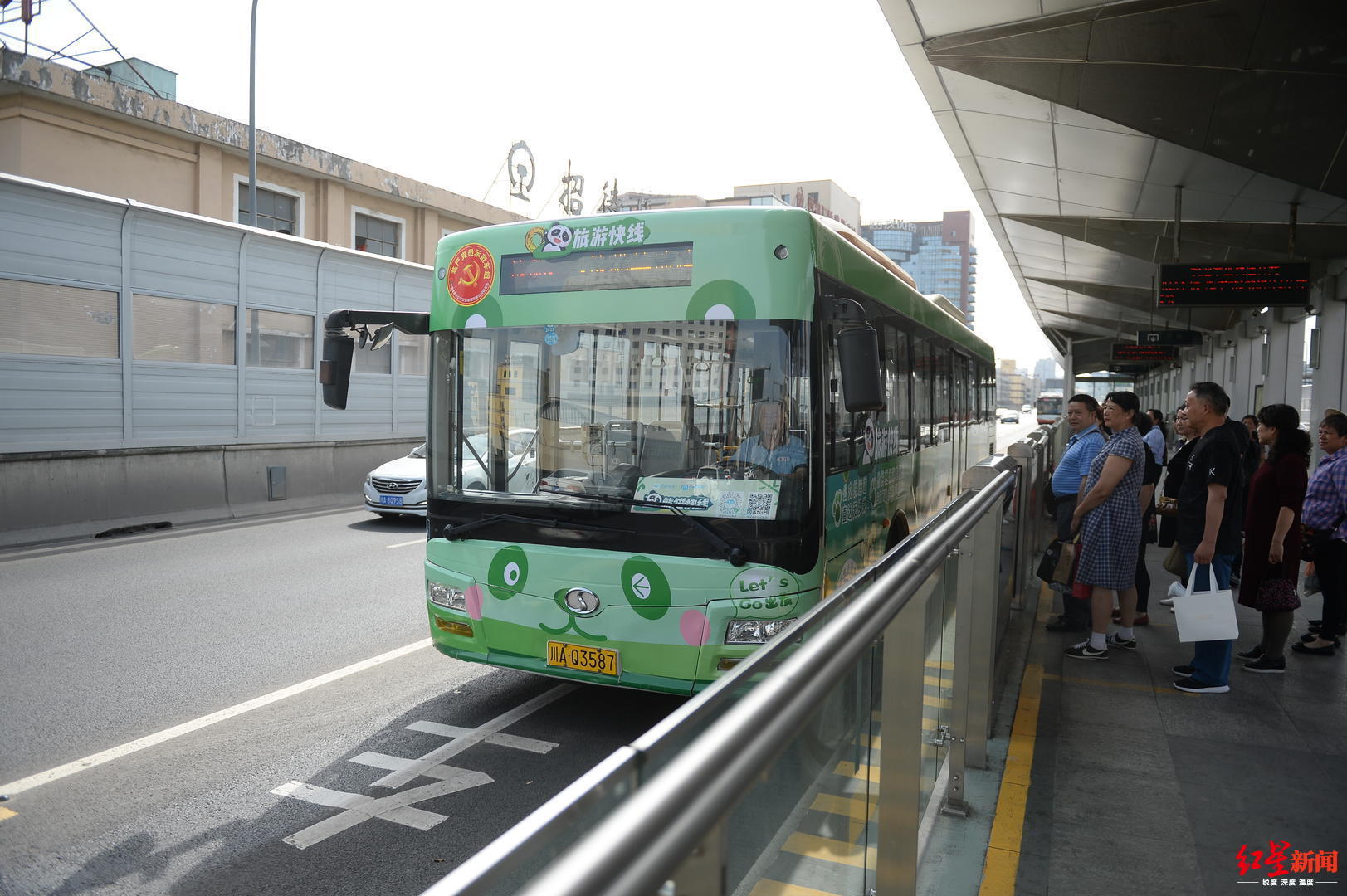 六一来成都看熊猫又能坐熊猫快线了