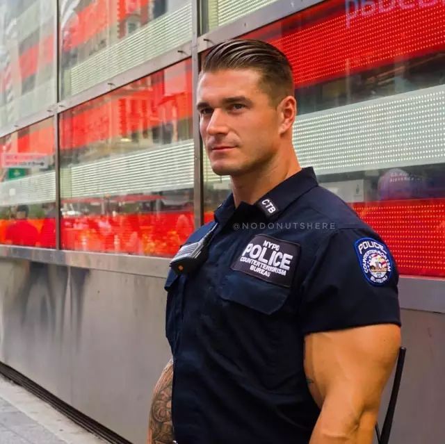 中国肌肉特警爆刷朋友圈满身腱子肉硬汉风十足罪犯看了都要颤抖
