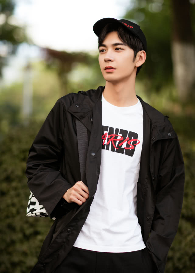 片场烟不离手,合影竖中指,陈星旭还没红就被吐槽了__凤凰网