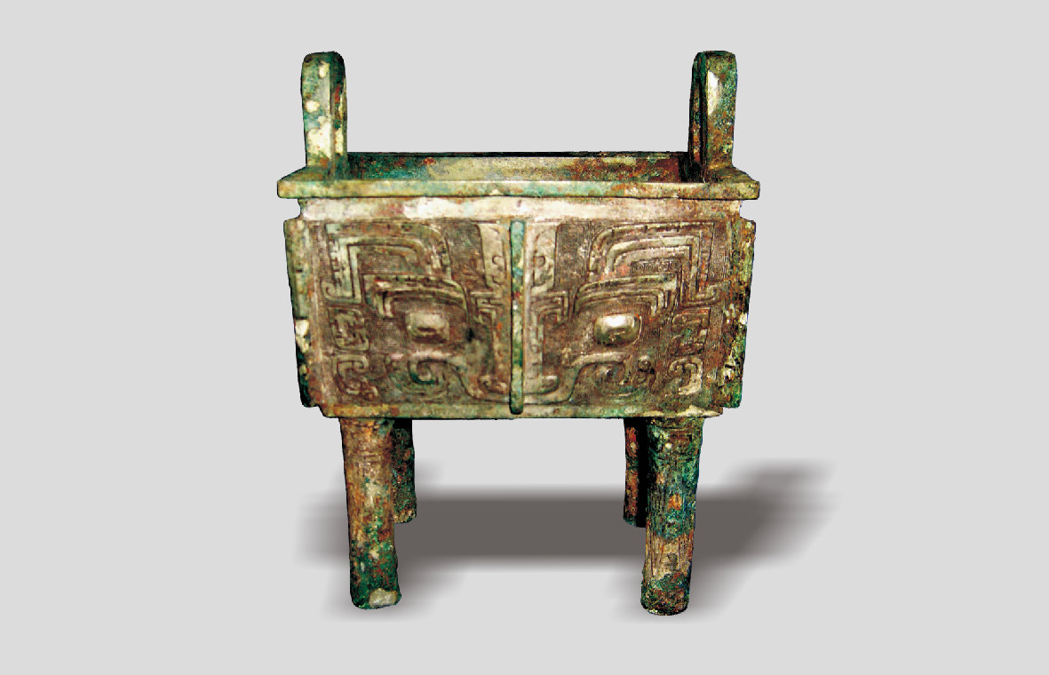 此方鼎为一对,铸工精湛,花纹奇丽,立耳,由四条柱足支撑器身,口沿下铸