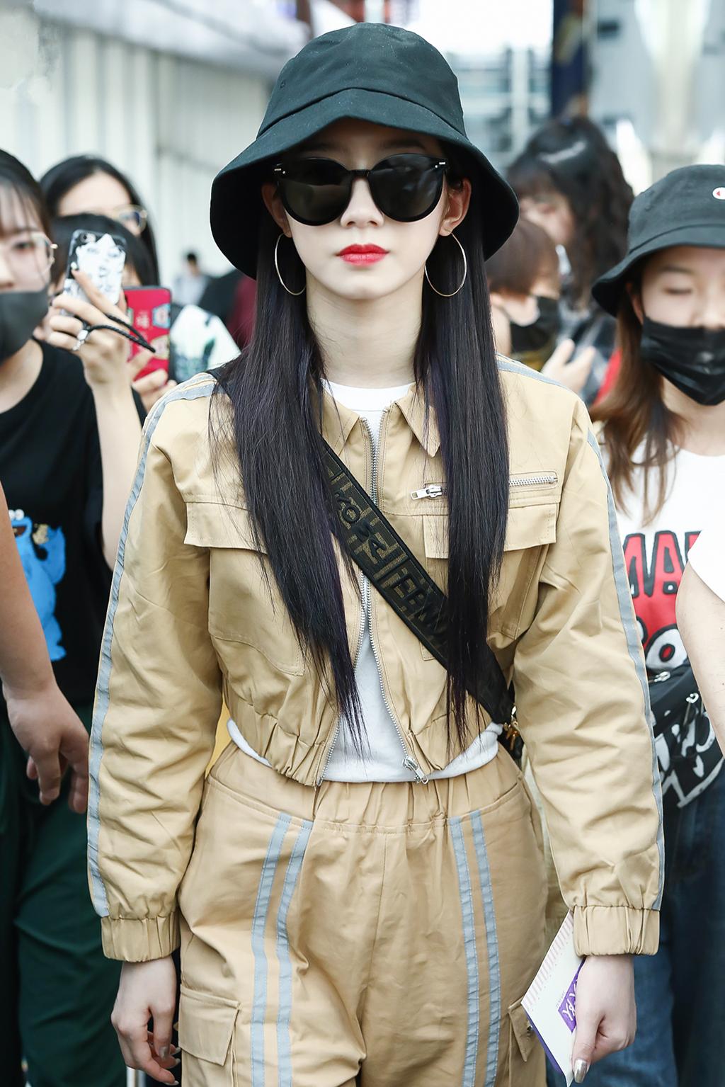 孟美岐休闲运动装扮现身机场,好酷一女的