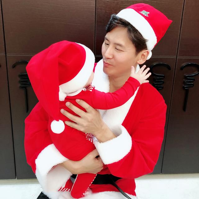 秋瓷炫婚后首晒照,穿出乡村style,裙子肥大似怀二胎,有颜任性