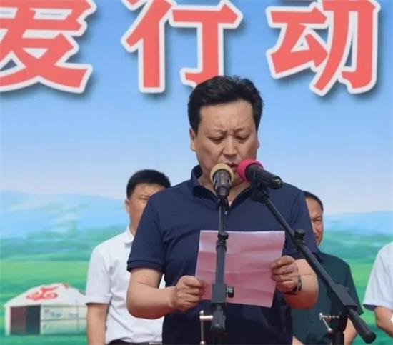 内蒙古红太阳食品有限公司常务副总经理于秀林代表红太阳公司向内蒙古