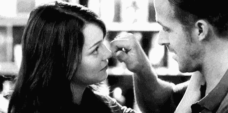 想象一下,当你和男神约会,期待着被壁咚,刮鼻子;可当他越靠越近,突然