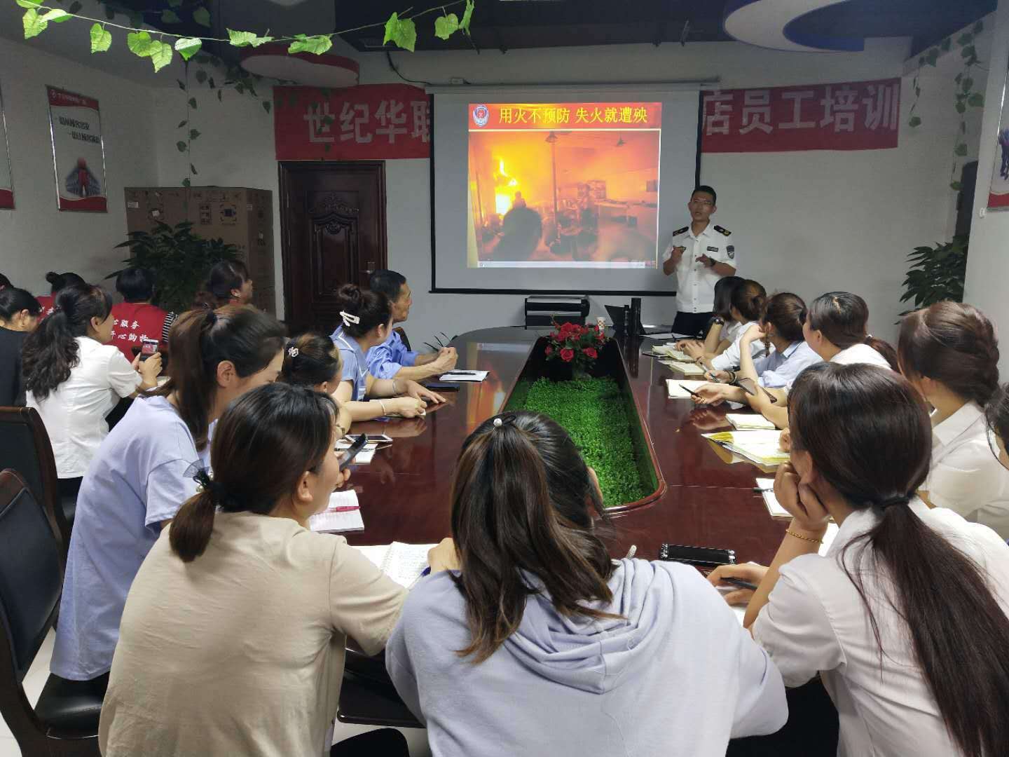 广场特邀请到专业消防人员为商场全体员工进行了一场消防安全知识培训
