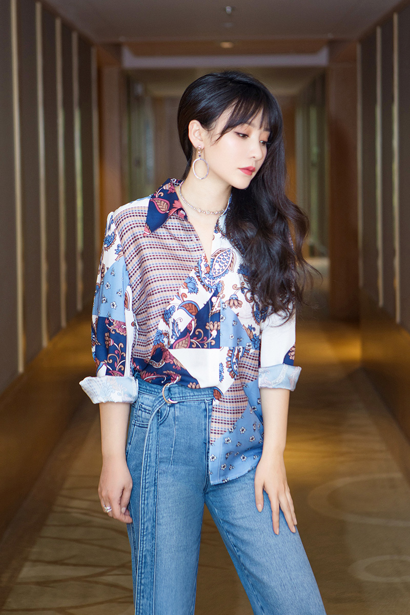 柳岩缎面印花衬衫富高级质感 格子套装尝试另类风尚