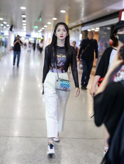 越挫越勇的沈月人字拖搭阔腿裤走机场丢路人堆里彻底不见了