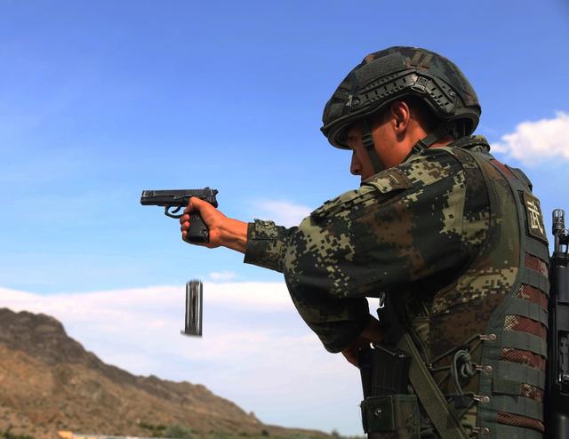 图片直击:宁夏石嘴山武警特战队员快反射击训练