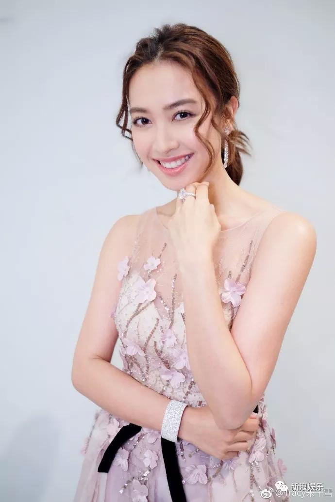 tvb小花朱千雪宣布结婚了,要退隐真的有可能吧!