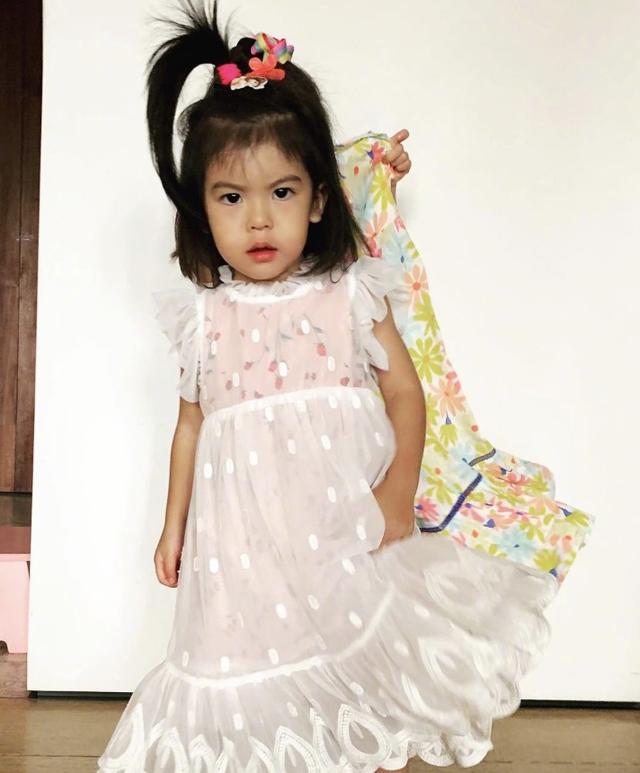 贾静雯晒撩起刘海的bo妞,称她表情杀气十足,调侃是萧敬腾入魂__凤凰网