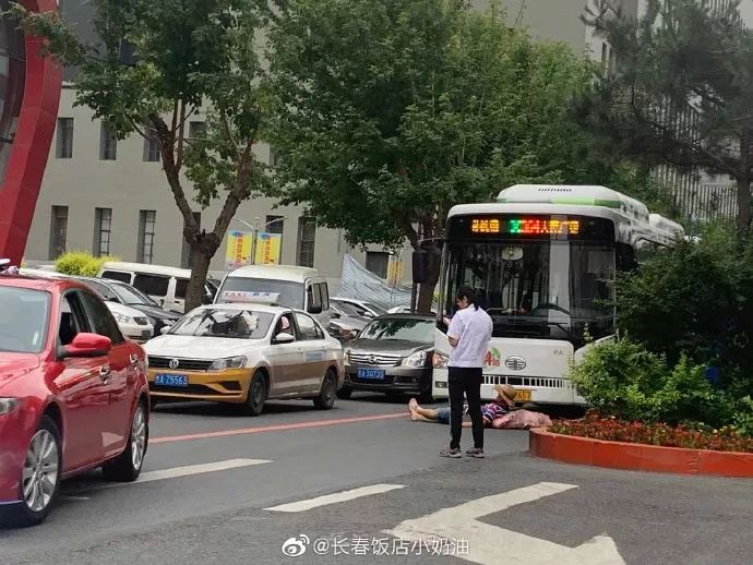西安大路与重庆路附近,这个男子碰瓷公交车,连续两辆364路公交车中招