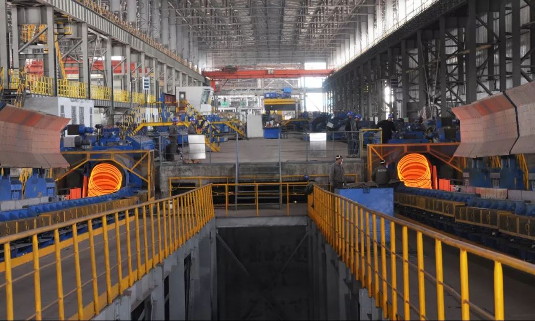 这里竟然是钢厂的轧材生产线