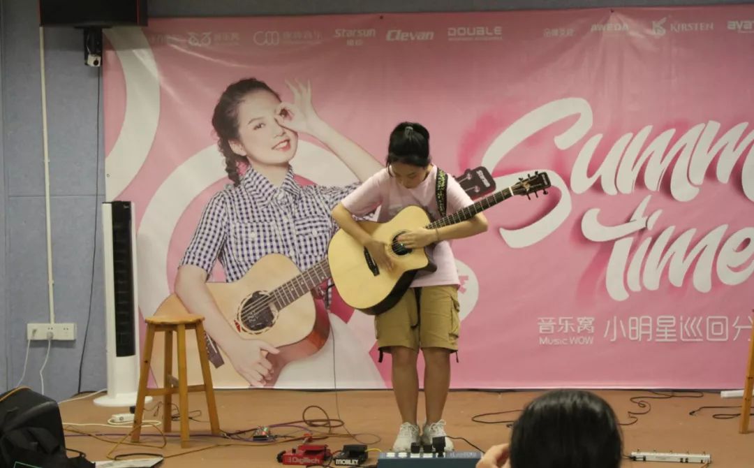 黄诗雅木吉他独奏