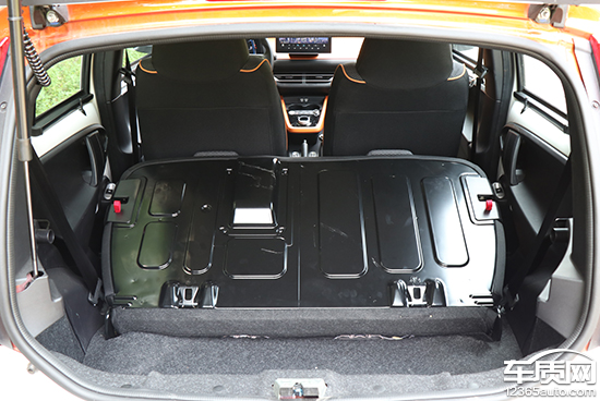 比亚迪e1的后备箱在常规状态下,后备箱容积较小,由于高度受到后排座椅
