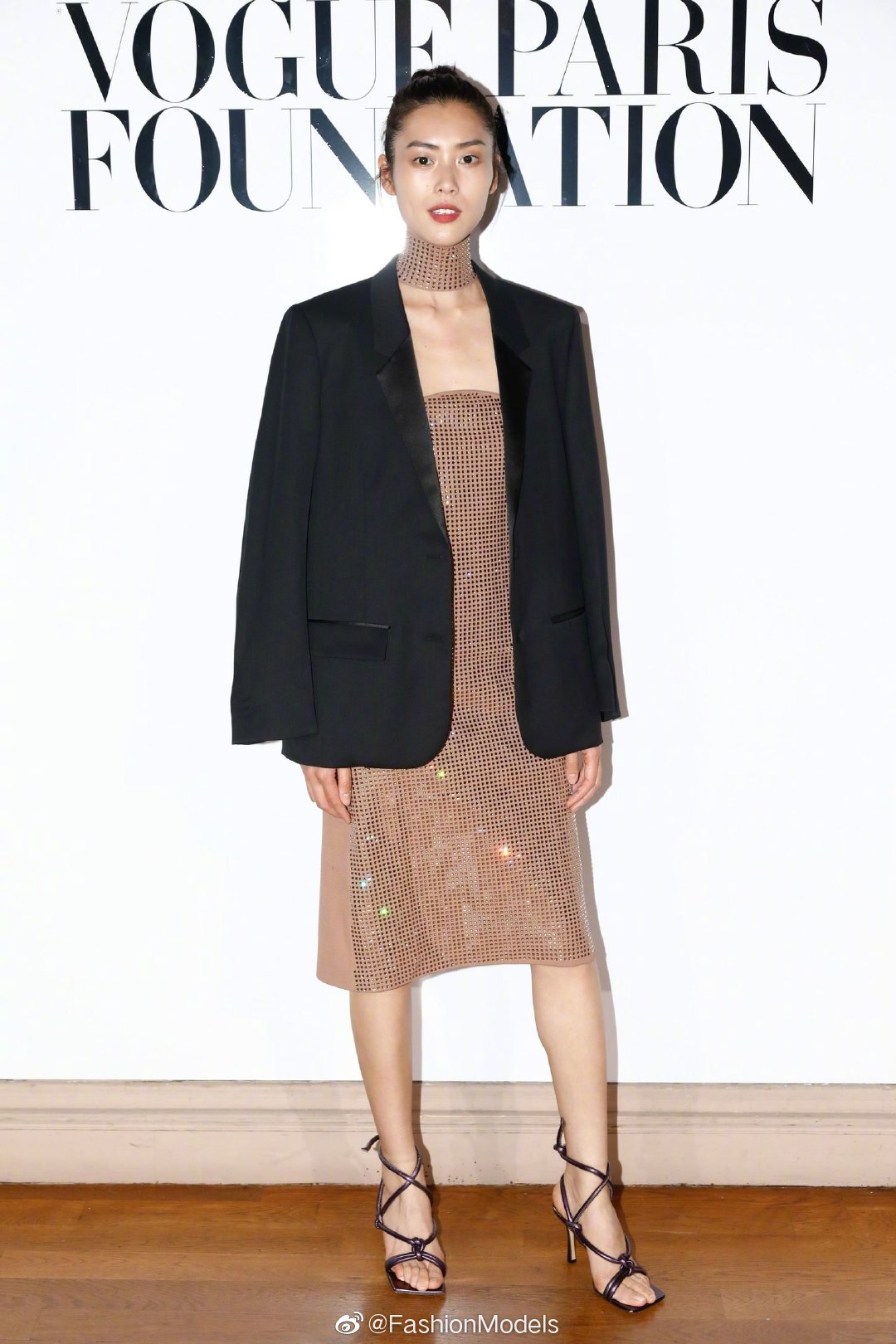 刘雯气质绝了裸色长裙配水钻闪闪发光惹人爱