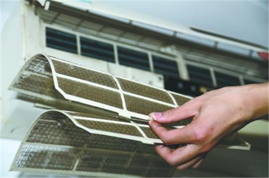 空调不清理会有哪些影响?简单小方法,教你清理空调内的灰尘__凤凰网