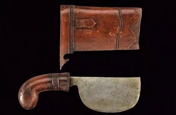 3,屠夫砍刀:上图中这把对于普通百姓来说是最常见的一把屠刀,经常能在