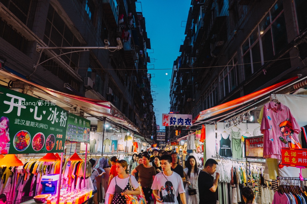 有宵禁制度,所谓夜市不过是权贵之间的繁华,因而产生了鬼市这么一说