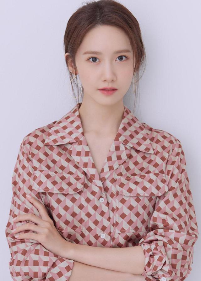 林允儿桃色衬衫配蜜桃妆容夏日气息满满清甜时尚真女神