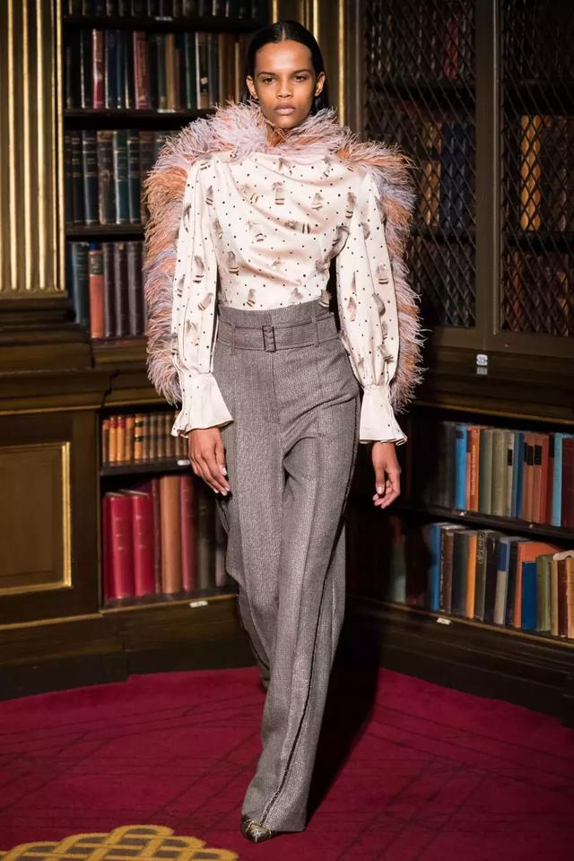 当红单品!泡泡裙震撼巴黎时装周