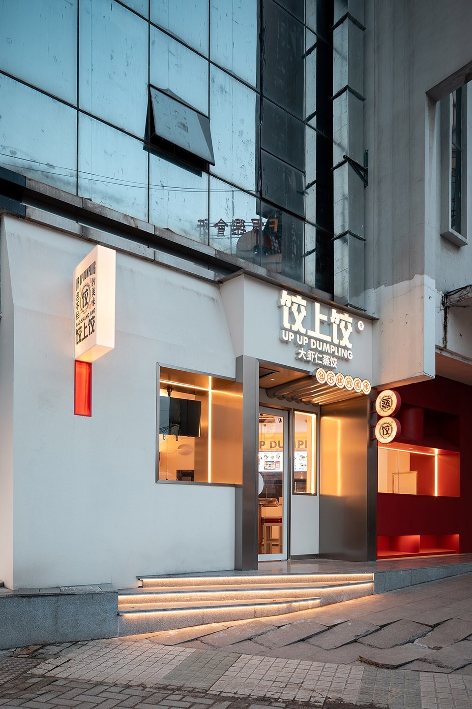 ▼门头立面简约而不失细节,结构轮廓清晰且干练游离于浮沉复杂,快节奏