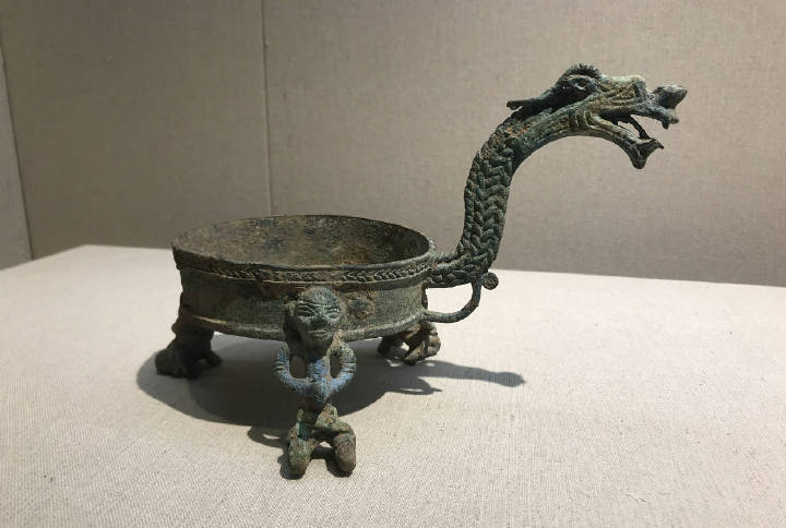 汉| 龙柄人形三足青铜行灯(天水成纪博物馆藏)